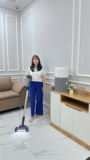 Fiony Lestari on Instagram: "Ternyata polutan di dalam rumah bisa 2-5x lebih tinggi dari luar 😳 Masak, pelihara hewan, karpet berdebu, buka tutup jendela… semua bisa jadi pemicunya😢 . Sekarang aku pakai Philips Air Purifier AC2220/10 yang punya NanoProtect HEPA Filter & 3-layer filtration dengan 360° air flow, efektif hilangin 99.97% partikel sampai 0.003 mikron + udah ECARF Certified. Ruangan jadi bersihnya 💨✨ . Biar makin bersih maksimal, aku kombinasikan sama Philips Vacuum Cleaner XC3131 
