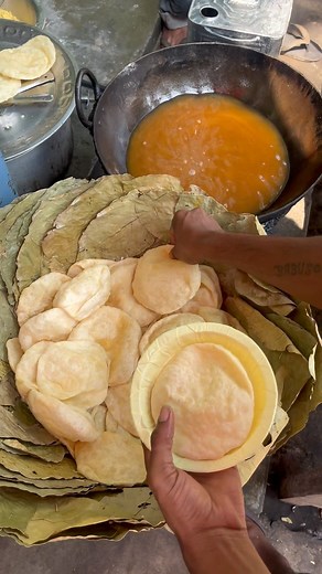 S O N A I on Instagram: "Sanjay Da’s Dalpuri,Bardhaman #trending #trendingreels #viral #food #foodvideo #bengalifood"