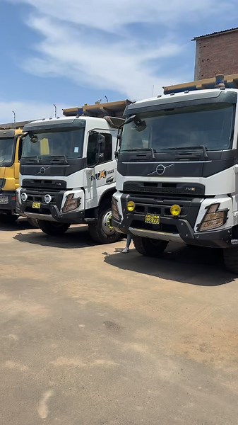 Tenemos volquetes Volvo Fmx Max 540hp 8x4 2025 en Stok con entrega inmediata a sola Firma, tu volquete te lo entregamos en un solo día , Así sea al contado o con CRÉDITO! Tienen pocas horas de trabajo promedio 4 mil Hras trabajadas. Escríbenos al WhatsApp https://wa.me/51950920030 — 921554302 Visítennos en chorrillos lima preguntar por Porfirio | PCG Venta de Camiones y Maquinaria Pesada