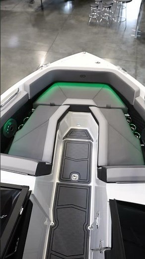 The Cobalt R4 surf lets you surf in luxury & style 😎 #cobaltboats #wakesurf #wakeboat #wakesurfing