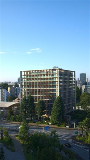三井ガーデンホテルズ【公式】 on Instagram: "【神宮外苑の絶景ホテルへ】 都心にいながら緑豊かな自然を感じられる #三井ガーデンホテル神宮外苑の杜プレミア 🌿 全客室に備えられたバルコニーや屋上テラスからは、国立競技場や外苑の杜を見渡す壮大な景色を一望できます。 朝の光とまばゆい緑が印象的なリストランテで味わうのは、薪と炭の香りが織りなす贅沢なグランピング朝食🍽️ 開放的なテラスで爽やかな風を感じながら、こだわりの料理をお愉しみください。 Experience lush greenery in the heart of Tokyo at #MitsuiGardenHotelJingugaienTokyoPREMIER 🌿 Guests can enjoy panoramic views of Japan National Stadium and Jingugaien from the balconies attached to each guest room or from our rooftop terrace. At our hotel restauran
