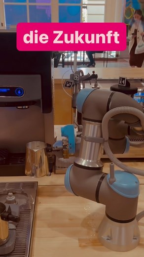 Gestern hat ein Roboter meinen Kaffee zubereitet. Schneller als ein Mensch war er nicht, besser geschmeckt hat der Kaffee auch nicht … aber eine befremdliche Erfahrung, so ganz ohne Menschen bedient zu werden, war es doch. Bedient hat mich stattdessen Artly, der Barista Bot. Auf seiner Website sagt der Bot über sich selbst: “Hallo Mensch, ich bin Artly. Mithilfe von Deep-Learning-Technologien wurde mir von preisgekrönten Baristas beigebracht, wie man hochwertige Kaffeegetränke zubereitet. Und je