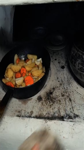 🍞🌿 A Day in a Ukrainian Village Girl’s Life 💛💙 #CountryLife #PeacefulMoments #VillageGirl | People life