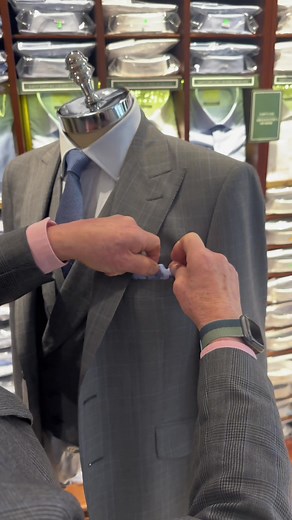Mr Harvie shows three different ways how to fold a handkerchief, let’s master the stylish techniques! #harvieandhudson #handkerchief #hanks #howtofoldhandkerchief