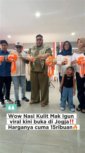 JOGJA on Instagram: "Akhirnyaaa… 🔥🍚 Nasi Kulit Mak Igun RESMI buka di Jogja, lurrr! Grand openingnya bahkan diresmikan langsung sama Kak Ivan Gunawan @ivan_gunawan 🤩 Baru buka tapi rame bangeeet! Dan menu andalannya emang nggak main-main 👀 ✨ Nasi Kulit Crispy digigit kresss, renyah, gurih, sekali coba auto nagih! Best seller lain juga wajib masuk list: 🦐Udang, Paru oseng, Cumi oseng, Ayam kecombrang dengan aroma khas dan masih banyak menu nikmat lainnya! Tempatnya bersih & nyaman, harganya 