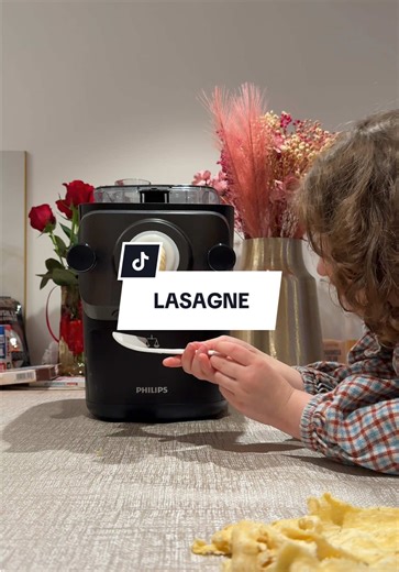 Danas smo prvi put radili domace lasagne s pasta makerom i mogu vam rec da su ispale odlicno! Pisite mi ako zelite recept 👩‍🍳 #lasagne #easyrecipes #homemadelasagna #pastamaker