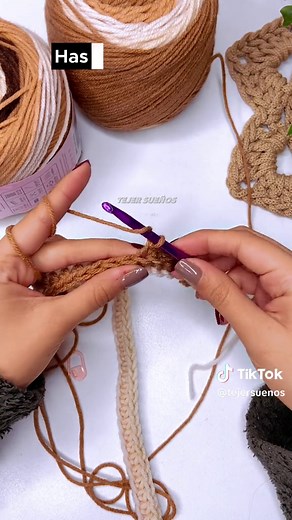 🌼 Tutorial Completo: Bufanda con Mangas para Tardes de Primavera 🌼 ¡Hola, crocheteras creativas! Hoy les traigo un tutorial paso a paso para tejer una hermosa bufanda con mangas. Esta prenda única es ideal para las tardes frescas de primavera y te mantendrá abrigada con estilo. ¿Qué necesitas para este proyecto? Ganchillo de 5mm Cinta métrica Marcadores de puntos para realizar los cambios de puntos Tijeras Lana 100% acrílica, suave y esponjosa que dejará un acabado hermoso Esta bufanda con man