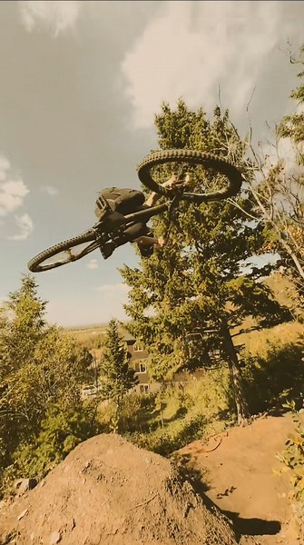 Extreme MTB moments and dirt jump clips that feel unreal