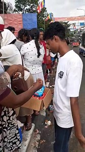 මන් අහලා තියෙනවා බුදුරජාණන් වහන්සේගේ ධාතූන් වහන්සේලා වන්දනා කිරීම පුදසත්කාර කිරීම ජීවමාන බුදුන්ට ඒ සත්කාර වන්දනා සිදු කරා හා සමානයි කියලා.එහෙම වන්දනා කරන්න යන අයට සත්කාර කිරීමත් ජීවමාන බුදුන්ට ඒ සත්කාර සිදු කරා වගේම මහත් ඵල මහත් ආනිශංස ලබා දෙන පිනක්.තමන්ට පුලුවන් විදියට කුමන හෝ දෙයක් දීලා මේ කොල්ලා වගේම අනිත් දහස් ගාණක් මිනිස්සු රැස් කර ගන්නේ අප්‍රමාණ වූ පින් කන්දක්...❤️🙏 | Green Project Api