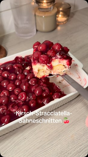 Dudu | einfache & schnelle Rezepte on Instagram: "Kirsch-Stracciatella-Sahneschnitten 🍒 Ihr braucht: 1 Pk Löffelbiskuit 1 Pk Mascarpone 300 ml Schlagsahne 1 Pk Sahnesteif 1 Pk Paradies Creme (Stracciatella) 100g Vollmilch Chunks 1 Flasche Kirschen 1 Pk Tortenguss #stracciatella #sahneschnitte #kirsch #kirschschnitte #einfacheküche #einfacherezepte #leckererezepte #schnellerezepte #easyrecipes #easyrecipe #fyp #fypシ #cooking #foodlover #food #viral #leckeregerichte #schnellegerichte #rezept #rez