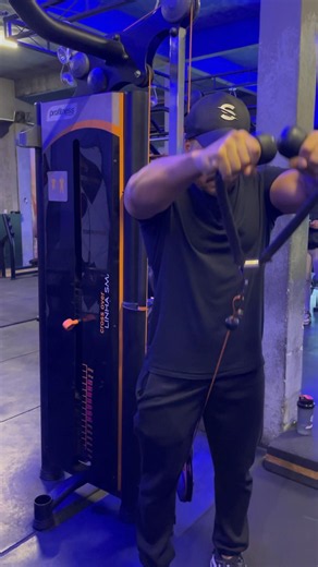 Flexão de ombro na polia / Elevação frontal na polia