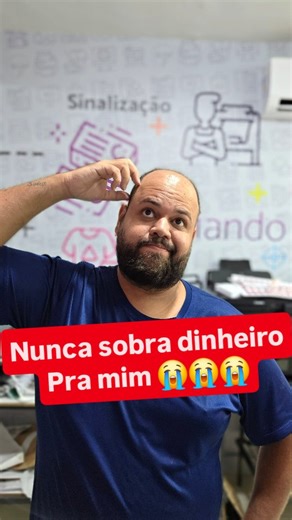 Lucas Santos - Play na Gráfica on Instagram: "Cobrar o seu serviço da forma errada vai fazer seu negócio afunda muito rápido, ter todos os custos na ponta da caneta é essencial para o sucesso da sua Gráfica. Isso vai desde os custos de suprimentos até custo operacional que envolve toda a parte da mão de obra e estrutura da sua Gráfica. Quer aprender de vez a dominar a gestão da sua Gráfica? Então vai no link da minha bio e se cadastre no GRUPO VIP. Dia 10/11 você vai receber uma mega oferta! #gr