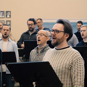 Det nærmer seg premiere på «Otello» 🙌 Når Verdis mesterlige opera gjør sitt inntog på Hovedscenen er det med et massivt kor – rundt 70 personer til sammen! 🎶 Her får du en smakebit av den storslåtte kormusikken som kan oppleves i Operaen fra midten av januar. 🩸 «Otello» spilles fra 16. januar til 8. februar, og billettene får du tak i her: https://link.operaen.no/9km 📽️: Adam Olsson | Den Norske Opera & Ballett