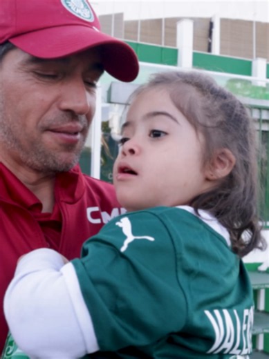 Abel Ferreira recebe Valentina e família na Academia de Futebol