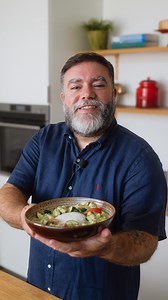 Caril Verde Tailandês. Com os produtos certos, cada receita ganha mais cor, mais aroma e mais sabor. No novo folheto de Sabores Asiáticos do El Corte Inglés, encontra ingredientes autênticos para preparar um caril verde vibrante, intenso e cheio de frescura — como uma verdadeira viagem à Ásia, sem sair da sua cozinha. Experimente. Cozinhe. Surpreenda. 👇 Receita Ingredientes: Pasta de caril verde: 2 malaguetas verdes frescas 1 dente de alho 1 chalota 1 pedaço de gengibre fresco 1 talo de erva pr