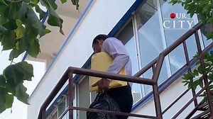 CBI's Intensified Probe: Documents Recovered from Fake PMO Officer's Home The CBI has heightened its investigation into the imposter Mayank Tiwari, who, by posing as a PMO officer, coerced an Indore doctor to relinquish a sum of 16 crore rupees. Today, a CBI team executed a search operation at Mayank Tiwari's Vadodara residence, successfully collecting evidence. Intriguingly, it was discovered that Mayank Tiwari had been sending WhatsApp messages from his computer. This development raises expect