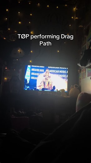 Melanie Martinez & Twenty One Pilots AMAs Performance
