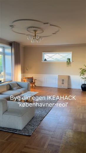 Guide til at bygge din egen IKEAHACK ‘københavner-reol’🛠️ Vil du gerne bygge din egen reol, så kommer her en guide til, hvordan du gør, og hvad du skal bruge: Materialer: - Metod skab fra IKEA - Billy reoler fra IKEA - Veddinge låger fra IKEA - Reglar til soklen - MDF til indbygning og topplade - Maling, fuge og montagelim Steps: - Byg en sokkel - Saml og monter skabene - Monter topplade på skabene - Samle og monter Billy reolerne - Beklæd sokkel og sider med MDF - Spartel alle skruehuller som 