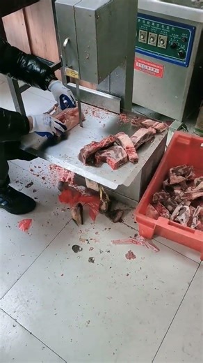 butcher cutting of cows meat through cutting machine #cuttingskills #cuttingmachine #cow #shorts
