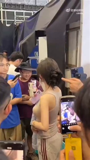 之前火爆全网，抖音网红车模BB酱，活动现场遭一男生肘击胸部🐻不知道是不是故意的，之后抓住男子要求道歉！