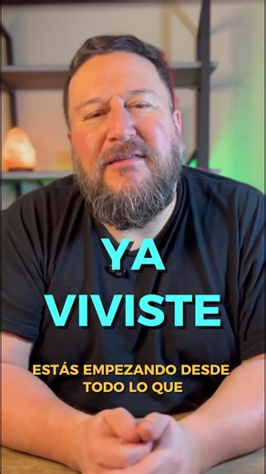 No estás empezando de cero. Estás empezando desde todo lo que ya sabes. Después de dejar tu empleo o jubilarte, hay una frase que seguramente has escuchado más de una vez: “Ahora vas a tener que empezar desde cero.” Y lo dicen como si treinta años de carrera se pudieran borrar con un retiro. Como si tu experiencia tuviera fecha de caducidad. Como si lo aprendido, lo logrado, lo atravesado… ya no tuviera lugar en el mundo actual. Pero aquí va una verdad incómoda: no estás empezando de cero. Estás