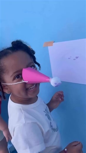 Prof Nise on Instagram: "Hoje os pequenos exploraram a pintura de um jeito super divertido, usando o nariz.👃🎨 Entre risadas, descobertas e muita curiosidade, fortaleceram a concentração, a percepção corporal e a coordenação motora de forma leve e significativa. Aprender brincando é construir conhecimento com sentido. 💕 #atividadeludica #educaçaoinfantil #atividadespedagógicas #nível #ensinarcomamor"