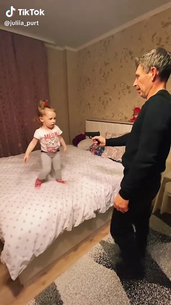 Застрелен, но не сломлен#игра #дед #внучка #пистолет #семья #дети #новосибирск #развивашки