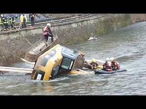Bagger Unfall in Hagen - Bergung vom Bagger aus dem Wasser