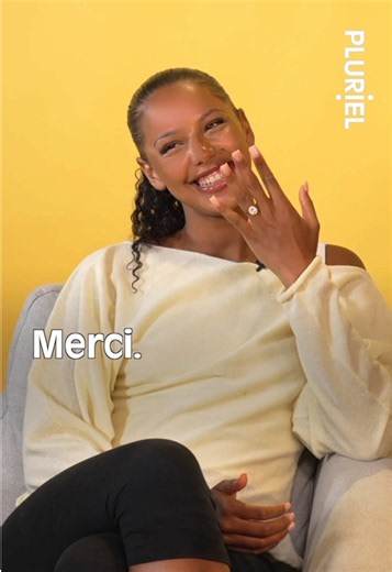 Vidéo complète sur YouTube : Pluriel média. 🫶 Angelo et Rosella se sont rencontrés sur Roblox… Maintenant ils vont se marier ! 💍 Pour leur première interview, ils nous racontent leur belle histoire d’amour : distance Paris-Londres, barrière de la langue, fiançailles aux Brésil. @Angelo! @Rosella