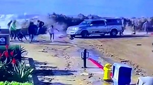 Onda anomala travolge turisti: ci sono dei feriti (video)