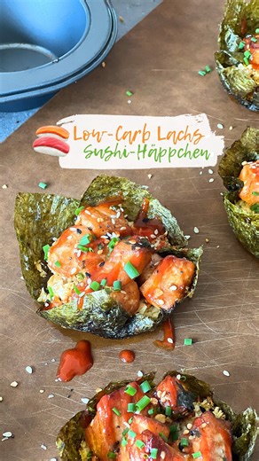 OMG! Low-Carb 🍣🍱 Sushi-Häppchen mit LACHS. Statt Reis verwende ich hier Blumenkohl mit Reisessig und Furikake! Im ganzen Rezept stecken nur 13g Kohlenhydrate. Der perfekte Snack! Zum kompletten Rezept geht es hier ➡️ https://bit.ly/3JaTO3H - 🔥 Folge @essen_ohne_kohlenhydrate für mehr tolle Low-Carb Rezepte 🥗 - WAS DU BRAUCHST (1 Portion) 👇🏻 150 g Lachsfilet (Bio) 4 Nori-Blätter 1 EL Sesamöl 1 EL Sojasoße 1 Prise Sesam, hell 1 EL Erythrit 1 Prise Schnittlauch, Bund, roh 1 Zweig Koriander, Z