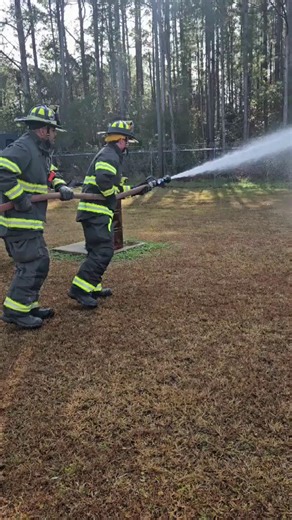 POV: The line moves because the nozzle lets it 😤💦 No wrestling. No chaos. Just a smooth push and real control. If advancing feels harder than this, your nozzle might be the problem. #HENNozzles #HENArmy #NozzleKnowledge #FireTok #EngineCompanyOps