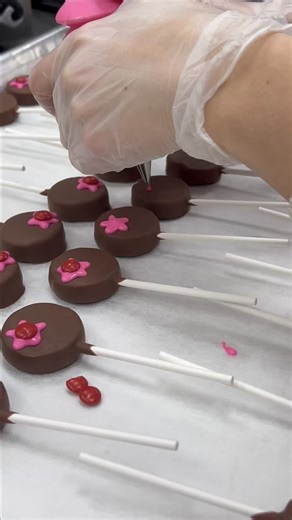 letting an underrated flavor steal the show this thursday! chocolate covered cherry you’ll always be a classic!🍒 🍫 ✨ #reels #poptok #cakepops #classicflavors #chocolatecoveredcherry | Daisy Pops