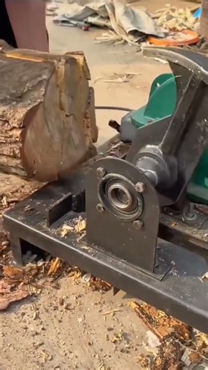 A quick way to cut wood using a special automatic axe #shorts