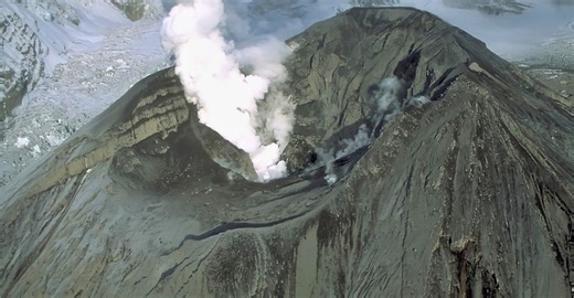 Massive US volcano gets “very high threat” warning: major air routes on alert