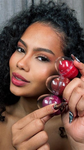 Vult on Instagram: "Make completa com um só produto? Ahammm, o queridinho voltou, garota! O Multi Balm 2 em 1 da @vult funciona como sombra, batom e ainda hidrata com Vitamina E, Pantenol e Óleo de Uva. Glow, praticidade e cor em segundos. ✨ Agora me diz: tu ia de Brigadeiro, Beijinho ou Bala de Morango? Porque eu já quero os três! #balmholic #Publicidade"