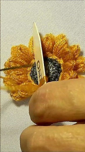 SUNFLOWER EMBROIDERY WOOL FLOWER SHORT