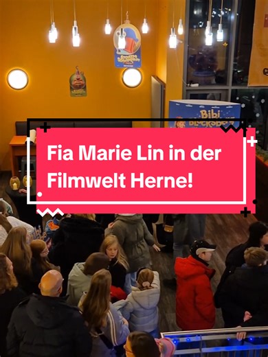 Hex, hex - hier ist Fia! ✨️ Autogramme, Fotos und strahlende Kinderaugen - all das gab's beim Meet & Greet mit Marita-Darstellerin @FIA aus dem neuen Kinofilm BIBI BLOCKSBERG - DAS GROßE HEXENTREFFEN! In gleich zwei Kinosälen hat Fia vorbeigeschaut und vor Filmstart von den Dreharbeiten berichtet. Außerdem gab's jede Menge Applaus für ihr Cover von For Good aus dem neuen Wicked-Film. Im Anschluss gings dann in der ersten Etage mit einer ausgiebigen Autogrammstunde weiter. Danke für diesen tollen