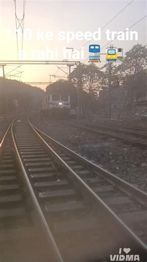 110 ka per h/r k seede se aa rahi hai 🚆🚉😴😪🤧#