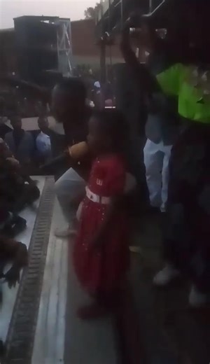 mwana ndi ankolo ake Talandira Chibade Thomas CHIBADE's last born daughter performing along side her ancle Ernest Chimera at Her father's memorial show at CHIPALA school ground on 26/10/2025 This Girl is genius..... zammagazi | Ernest Chimera