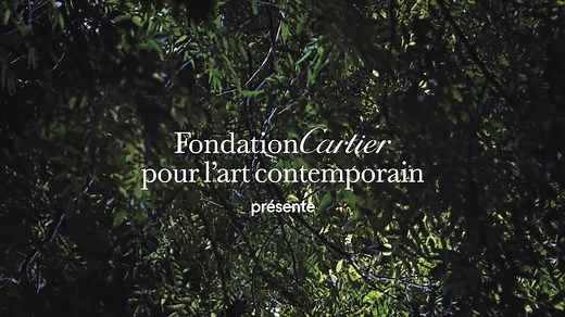 🎥 Web-série « Nous les Arbres », épisode inédit ! 🌱 Du 15 au 20 octobre 2019, la Fondation Cartier présentait « Eclipse » de Tony Oursler, une installation vidéo dans le jardin de la Fondation Cartier où projections digitales mouvantes et lumières parlantes venaient sculpter les arbres. Suite au succès de cette présentation, une partie de l’œuvre a été réinstallée sur la façade du bâtiment, à découvrir chaque soir à partir de 17h30 jusqu’au dimanche 5 janvier. Billetterie › http://bit.ly/bille