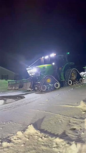 It’s all systems go tonight in Fort Kent and we’ve got brand spankin’ new fluff to play in! ❄️ Thank you Kevin Voisine, Jake Robichaud, Justin Plourde & Tyler Knight 💪 | Fort Kent SnoRiders Snowmobile Club