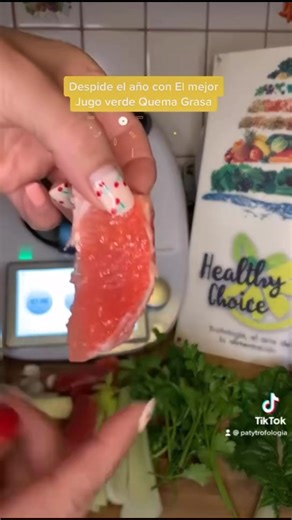 🎁 Un Jugo Verde Quema 🔥 Grasa 😋 con Piña 🍍 acelgas 🥬 apio 🌱 toronja 🍊 perejil 🌿 jengibre y ajo 🧄 Opciones Saludables 🌿Healthy Choice 🌿 📝 Tips para una Feliz Despedida de Año 🎄 con Salud y Peso controlados: 🌿 Acelera tu metabolismo tomando agua tibia en ayunas 🌿 Desayuna algo fresco y saludable como fruta o jugo verde 🌿 Camina mínimo 30 min al día 🌿 Disfruta más bebidas saludables como té o aguas depurativas y deja el alcohol para algo súper especial como el brindis navideño 🌿 C