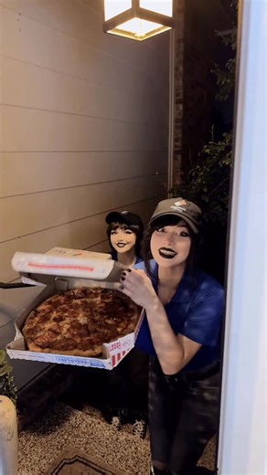 Lin Lamar on Instagram: "Pizza deliveryyyyyyy Left: @queen.nephie Right: @pinkchyuwu #gothgirl #alt #alternative #cosplay #emo #scene #blacklipstick #egirl #cosplayer #tiktokgirl #goth #cosplaygirl #y2k #aesthetic #latina #anime #dominos #dominospizza #gothdominos"