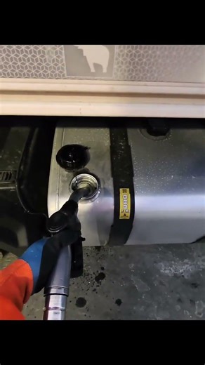 Kama akiiweka ndani alafu aanze kujaza huwa haimwagiki inje kidogo anapotoa, basi #viral #shorts