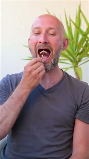 😆🙌 Keep Your Hands Clean While Eating Chocolate! #hack