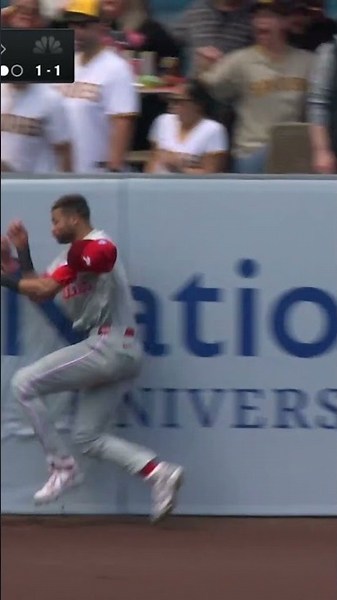 Justin Crawford slams into the wall for an INCREDIBLE catch! 😲