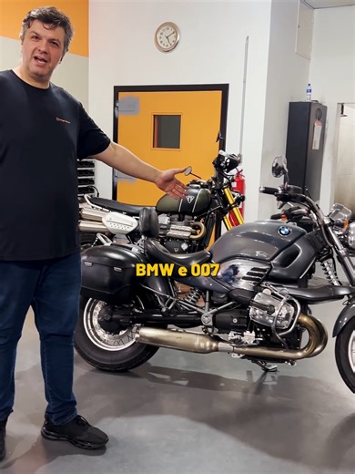 🏍️🔥 A BMW do 007 apareceu… e claro que não ia sair daqui sem voltar a brilhar. Essa é a clássica BMW R 1200 C, a moto do James Bond em Tomorrow Never Dies — e o Padre já chegou convocando o especialista. 😎 O Alan fez o pacote completo: ✨ Lavagem detalhada ✨ Revitalização das rodas e cromados ✨ Polimento de escapamento ✨ Hidratação do couro ✨ Proteção na pintura com durabilidade de até 2 anos Resultado? Brilho recuperado, detalhes renovados e uma moto histórica pronta pra continuar rodando com