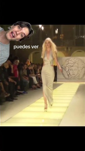 Modelos cayéndose en plena pasarela: los tropiezos más impactantes de la moda