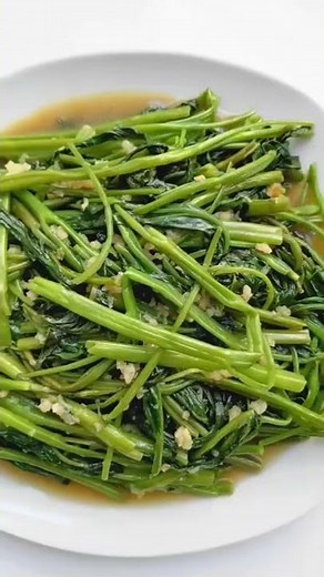 Stir Fried Water Spinach with Garlic (Rau Muống Xào Tỏi)